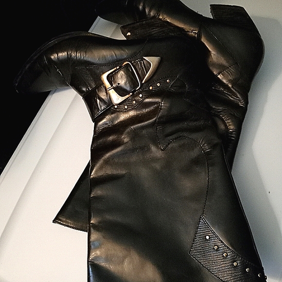 Black lightly worn leather boots - Picture 2 of 3